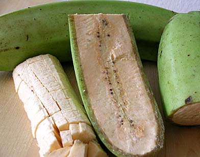 Dos au mur, l'Ouganda s'en remet aux bananes OGM
